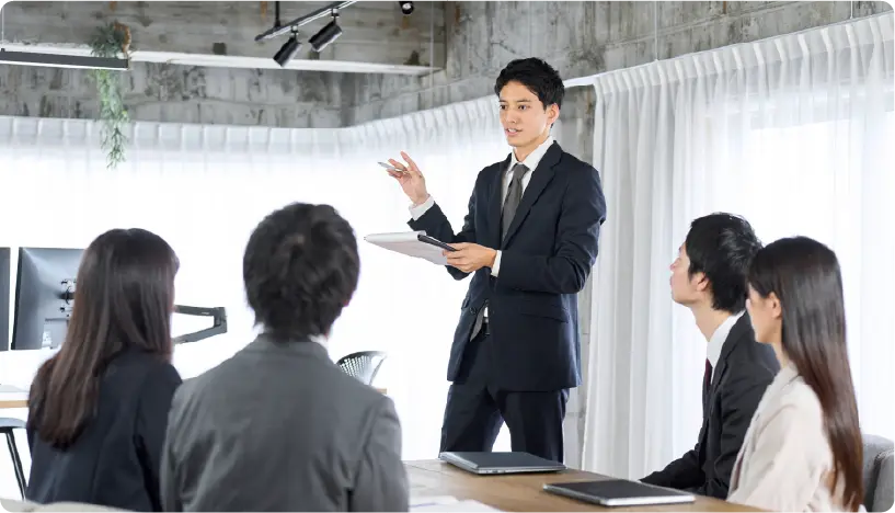 男性がプレゼン中の写真