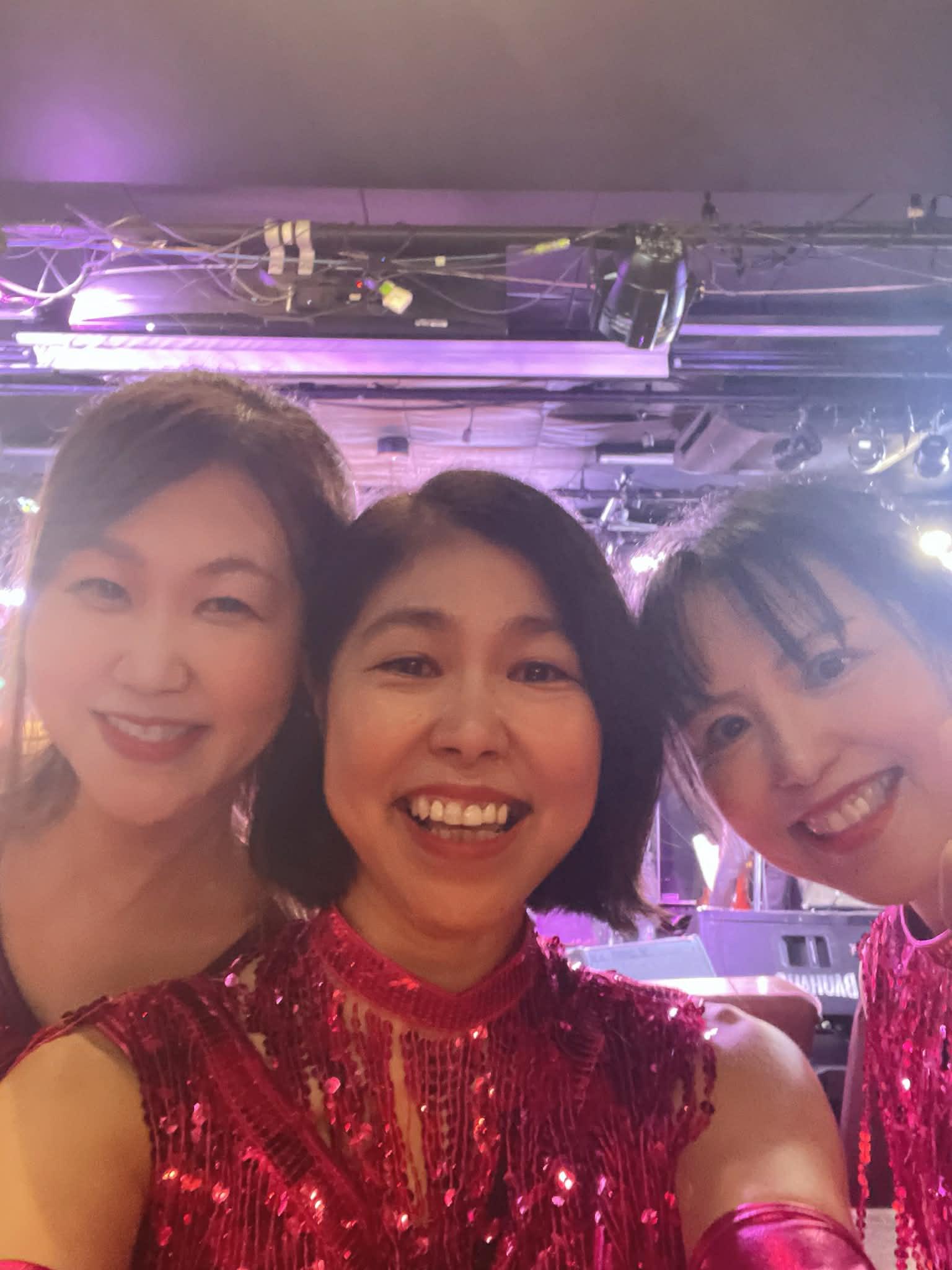 PCを持って説明をしている写真