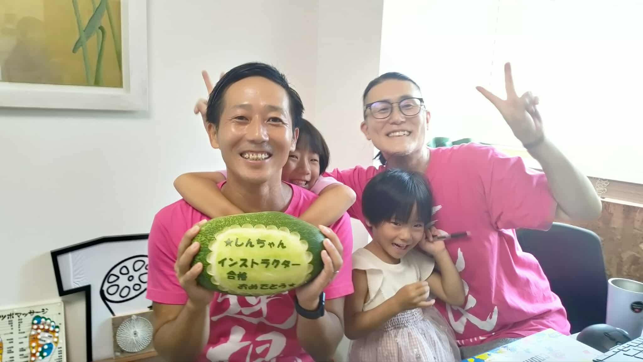PCを持って説明をしている写真
